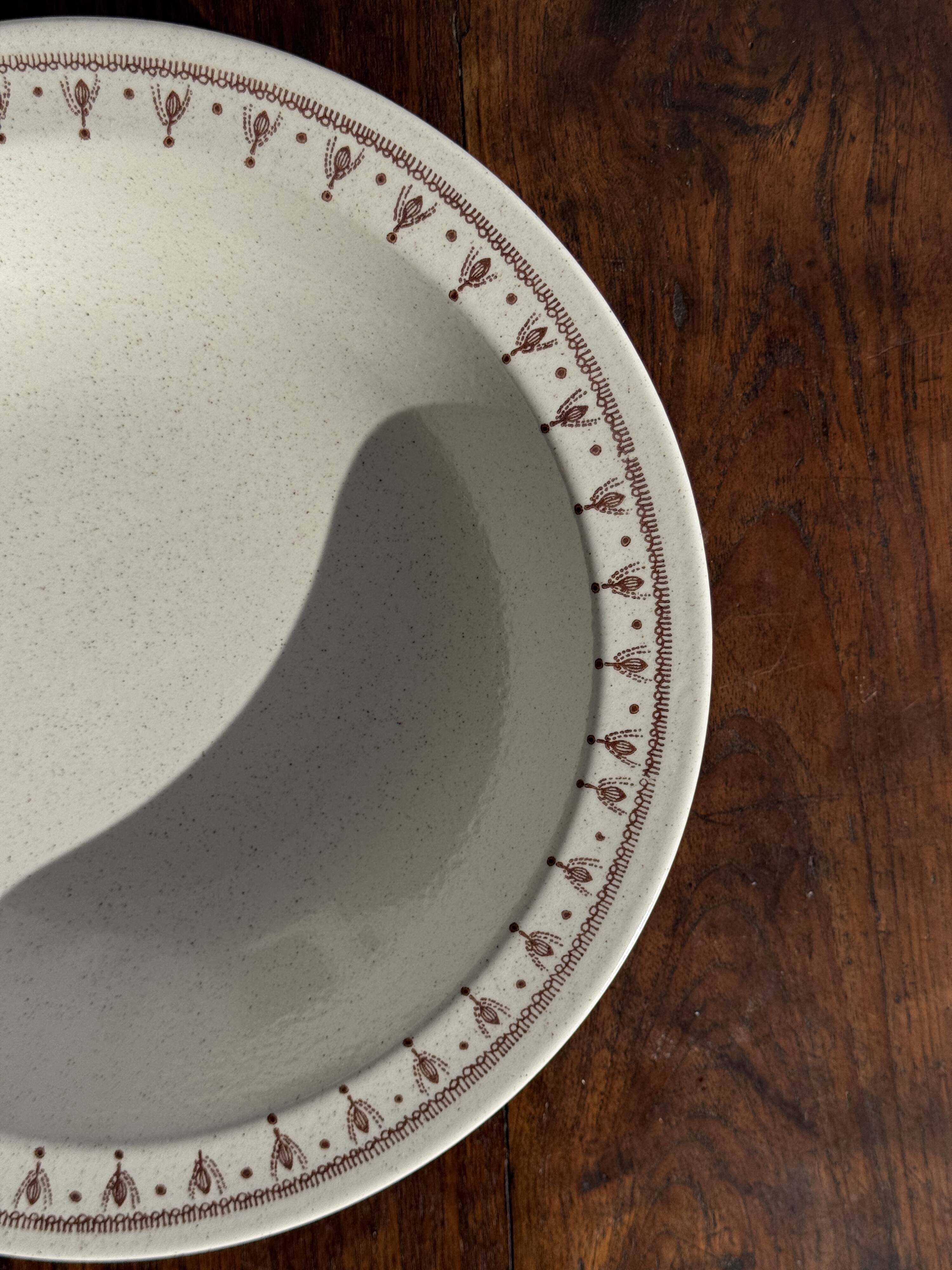 Set of a salad bowl and a vintage brown circular dish D28.