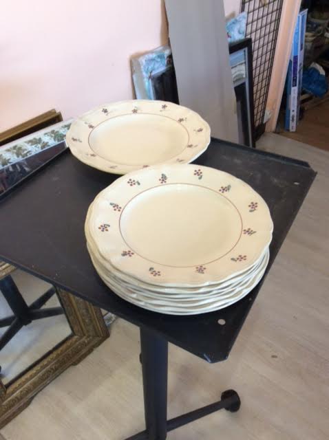 Set of 7 plates and a diguoin dish