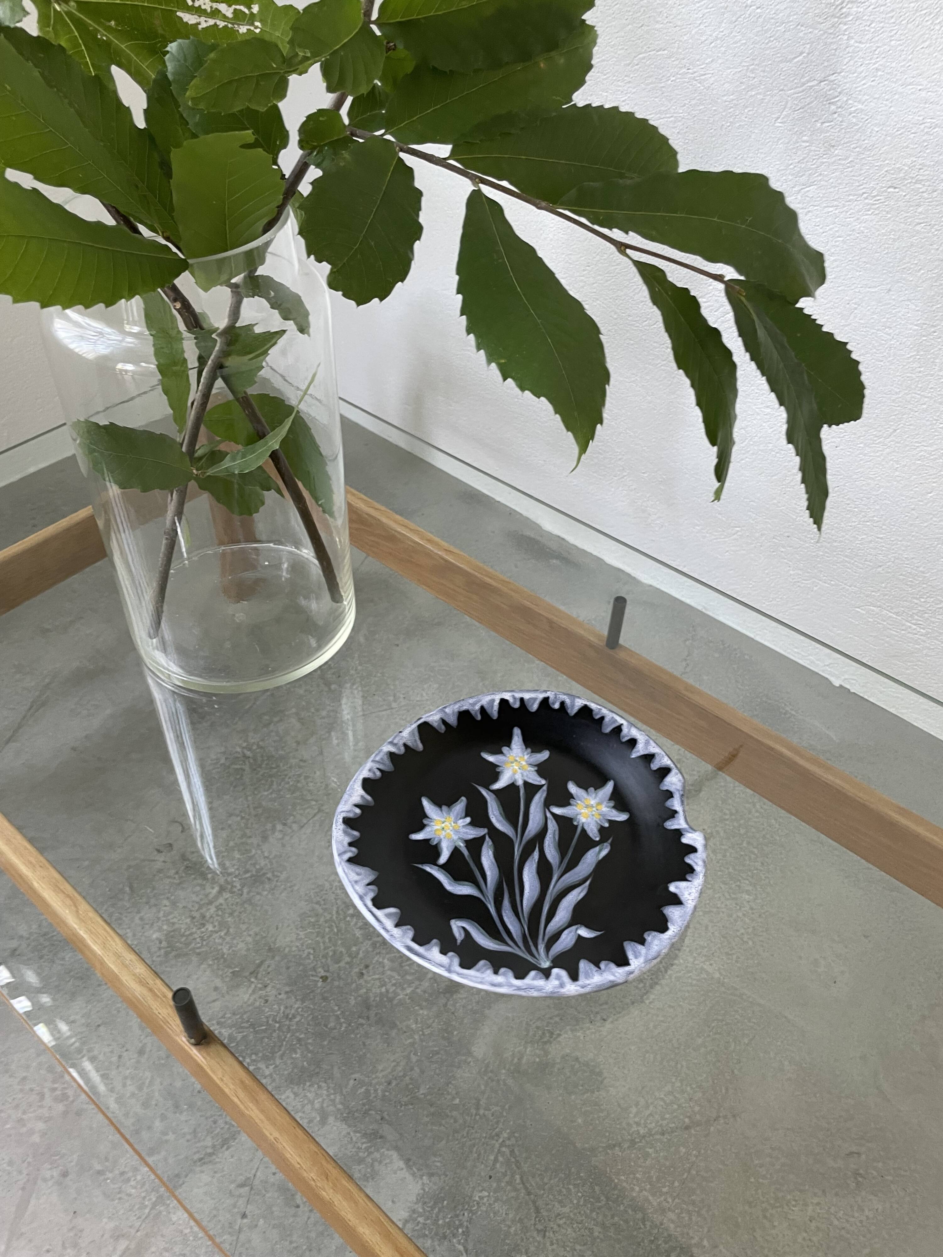 Assiette noire céramique années 60