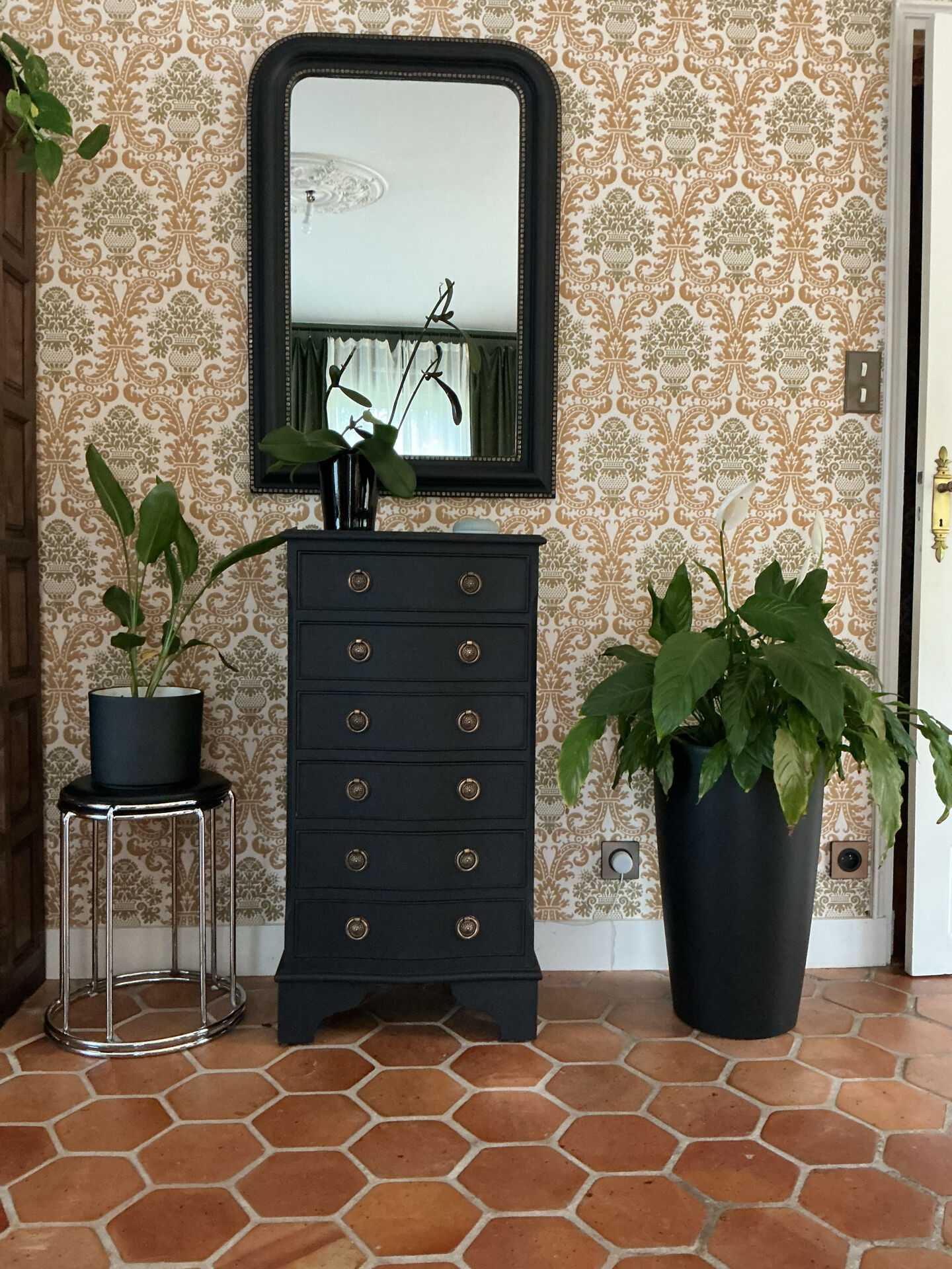 Vintage curved chest of drawers in a reinterpreted Louis XV style
