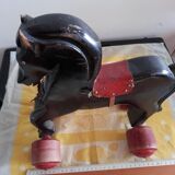 Cheval en bois à roulette