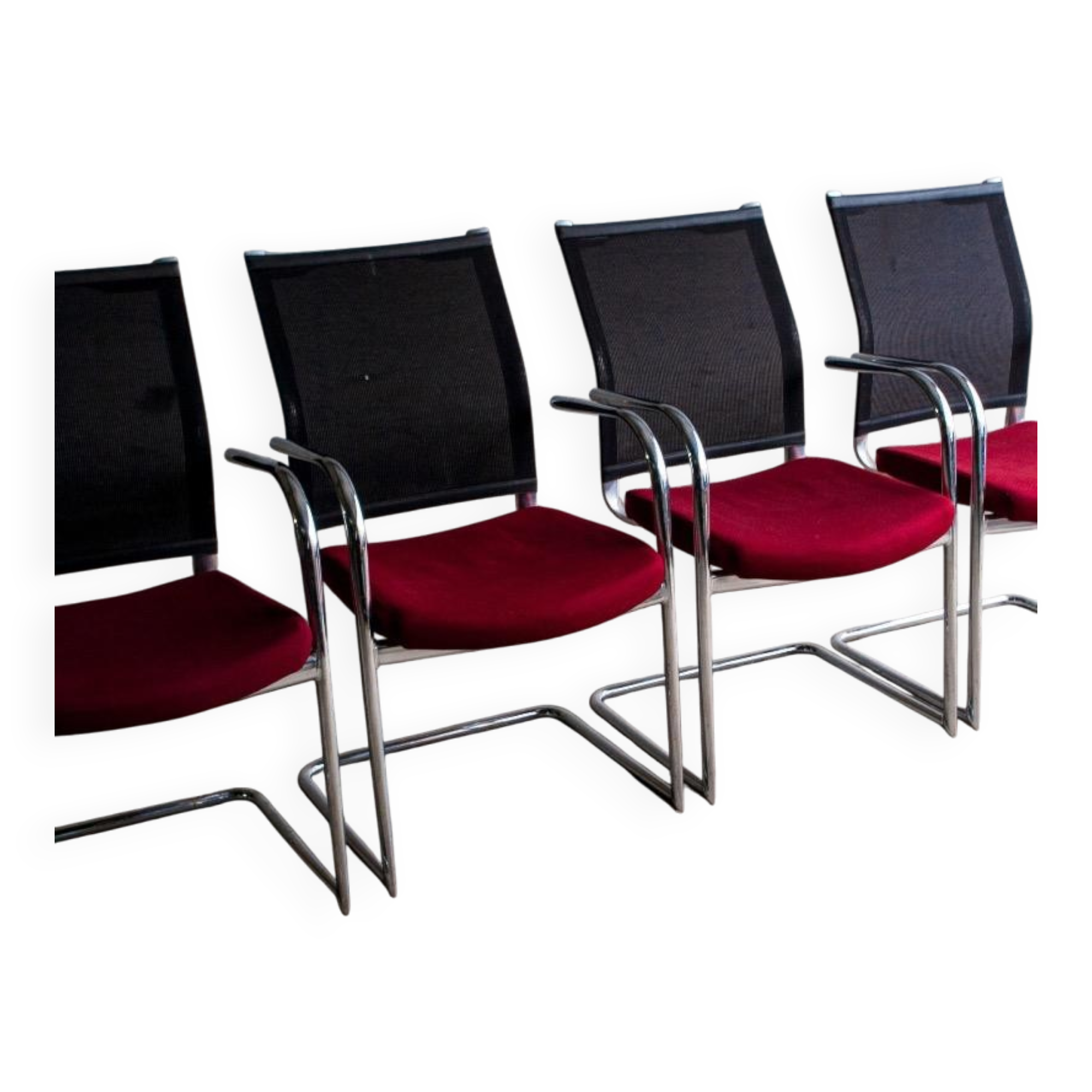 Lot de 4 chaises cantilever avec assise bordeaux et dossier en maille
