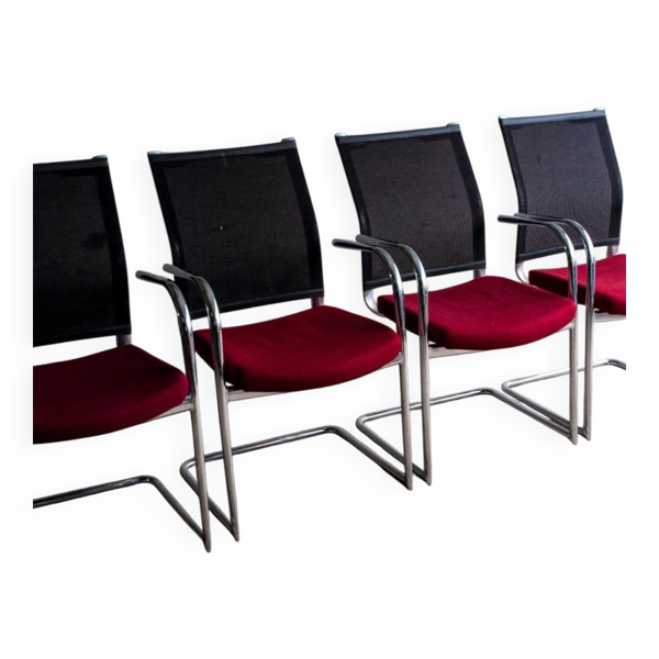 Lot de 4 chaises cantilever avec assise bordeaux et dossier en maille