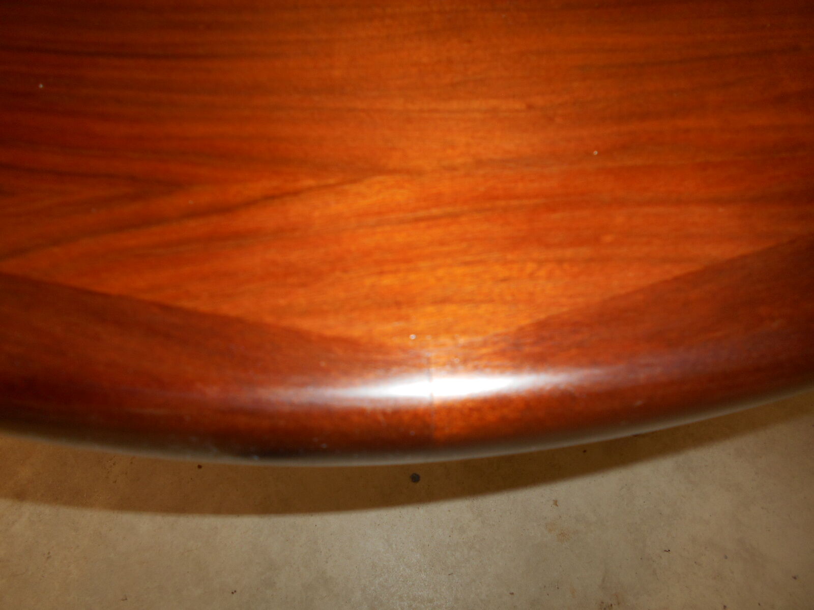 Expandable round teak table