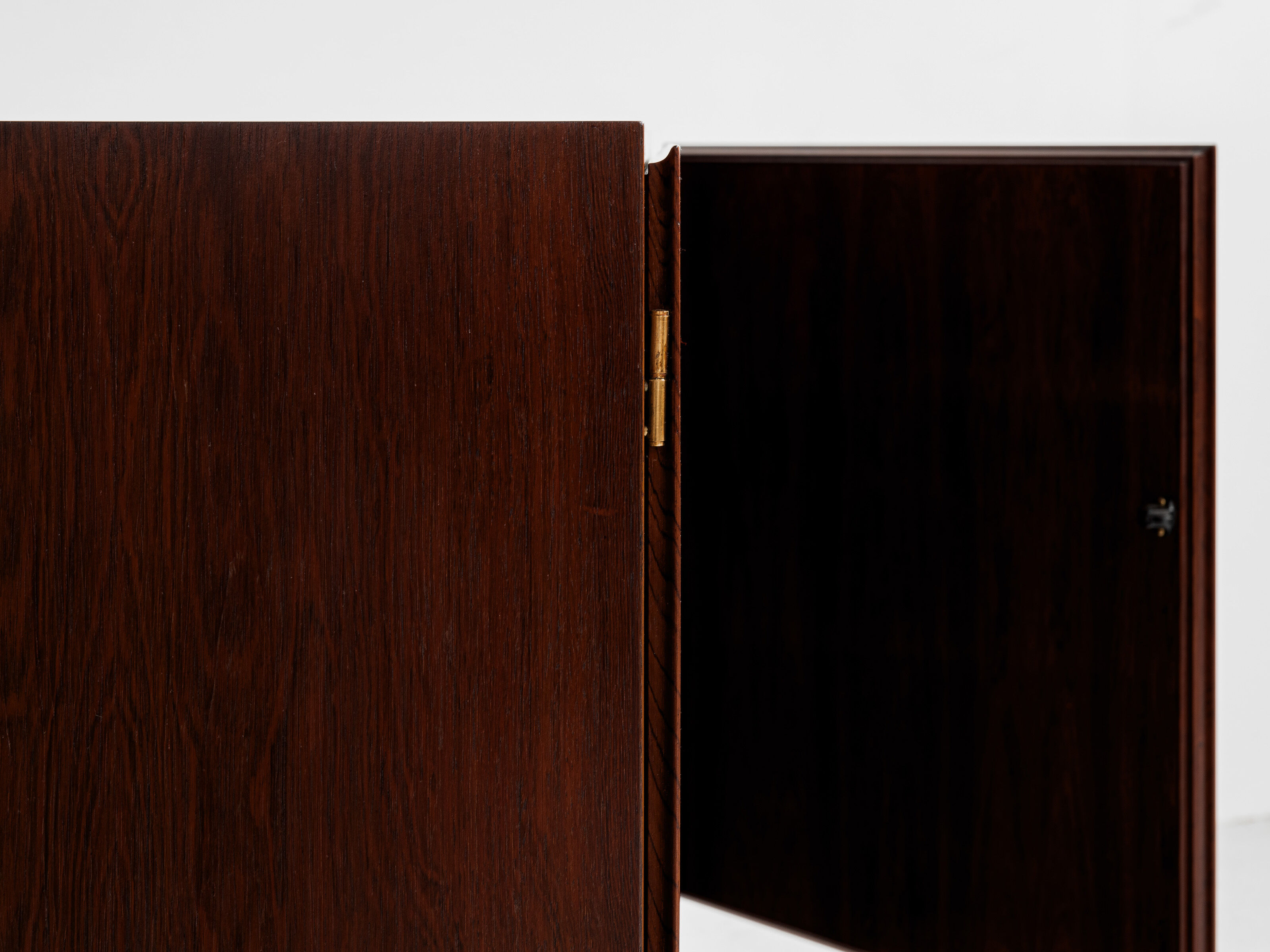 Midcentury Danish cabinet in rosewood by Omann Jun 1960s - handle free doors