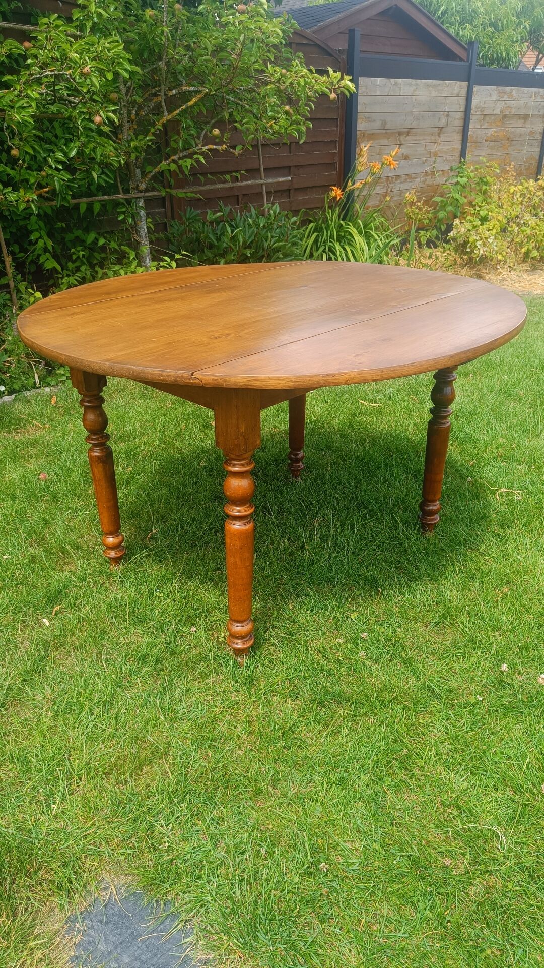 Folding wooden round table – Ø 115 cm