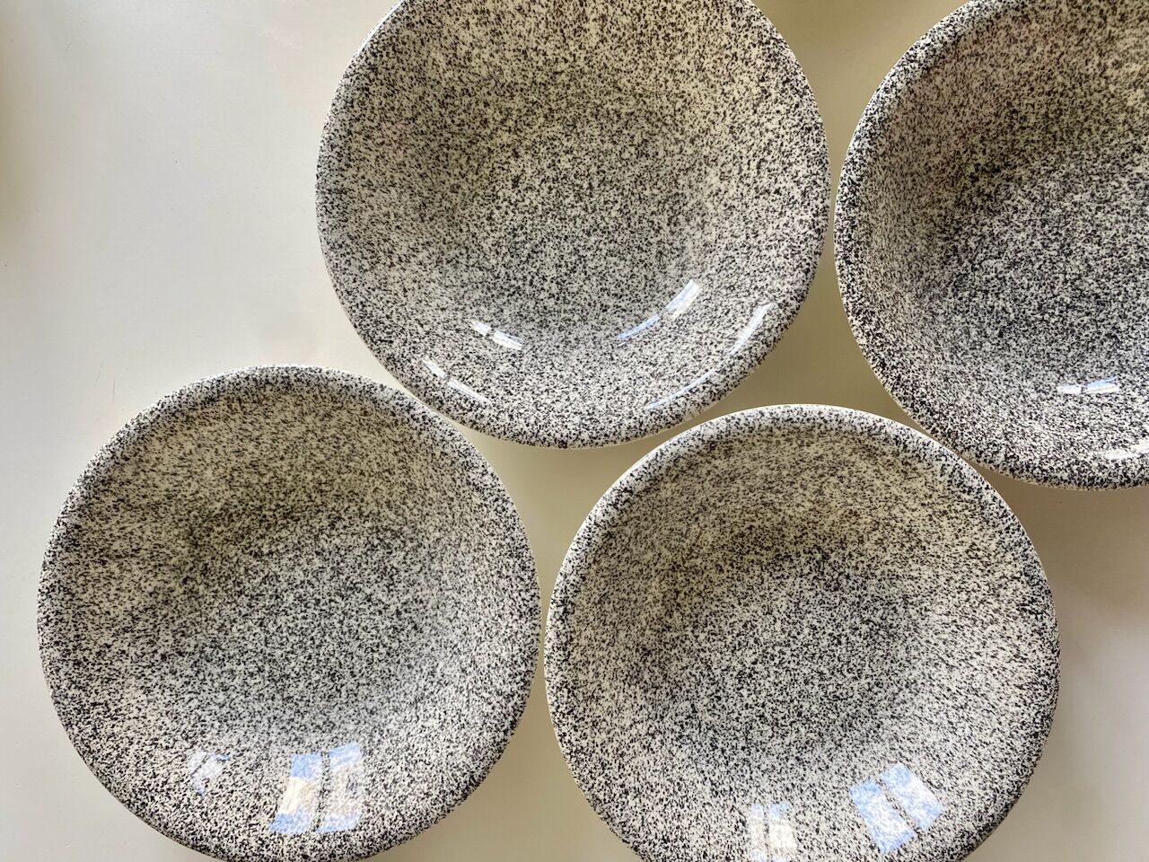 Set of 8 hollow plates in Italian speckled ceramic
