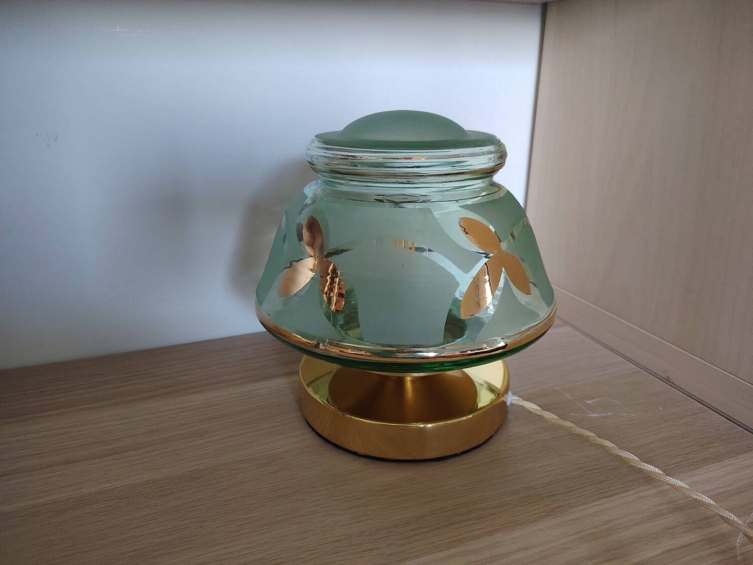 Globe lamp with light play