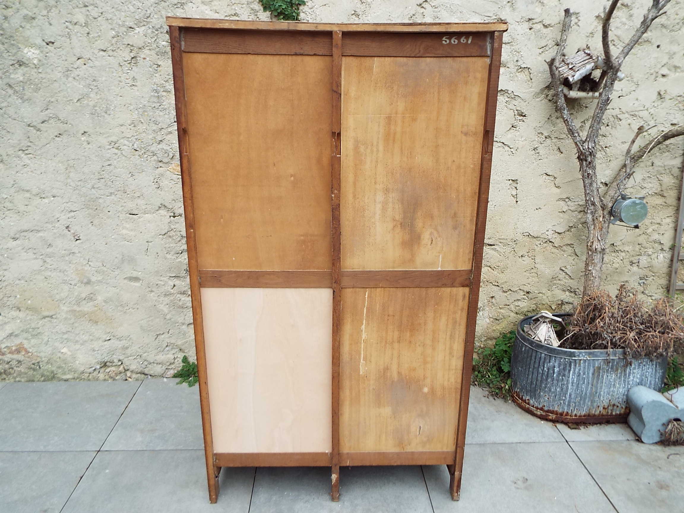 Double curtain cabinet