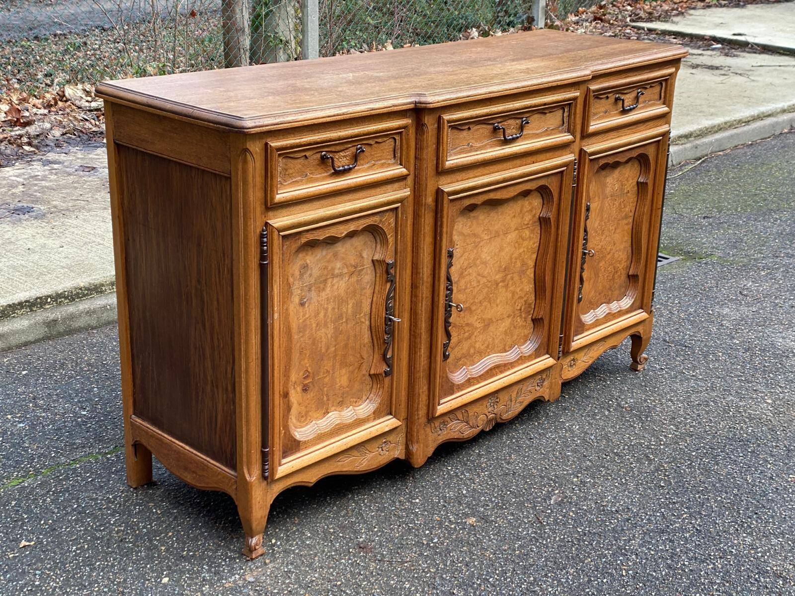Buffet Louis XV époque 19ème en bois chêne massif