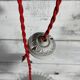 Suspension opaline plissée cordon rouge