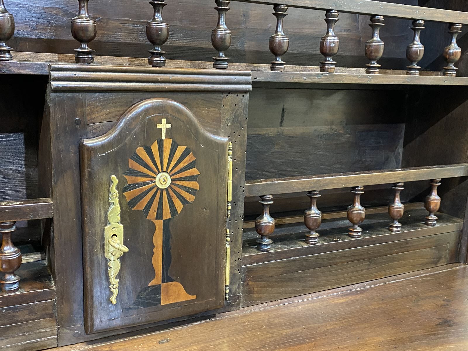 Religious Breton croachlier in chestnut - 19th