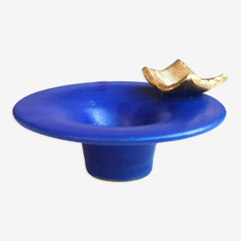 Coupe bleue en céramique signée avec décor doré