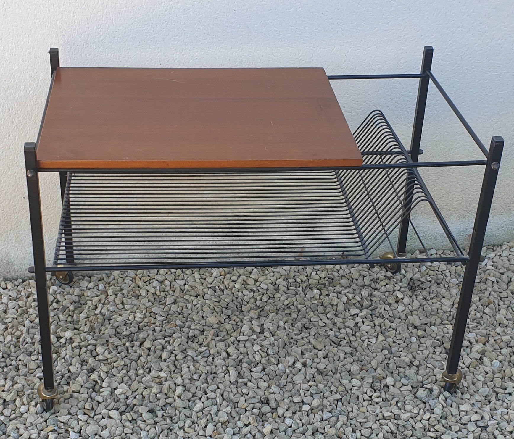 Desserte ranges vintage vinyls on wheels