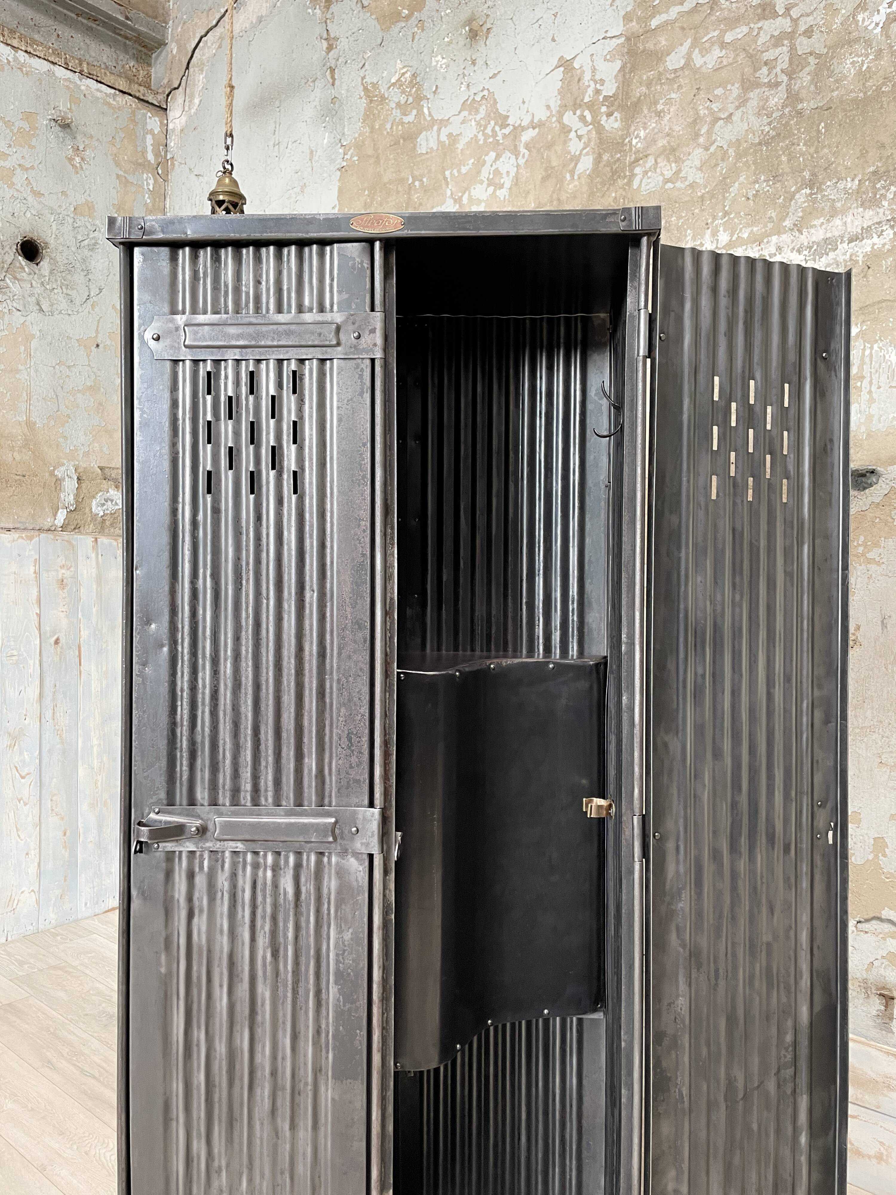 Strafor double-door corrugated iron cloakroom, circa 1920.