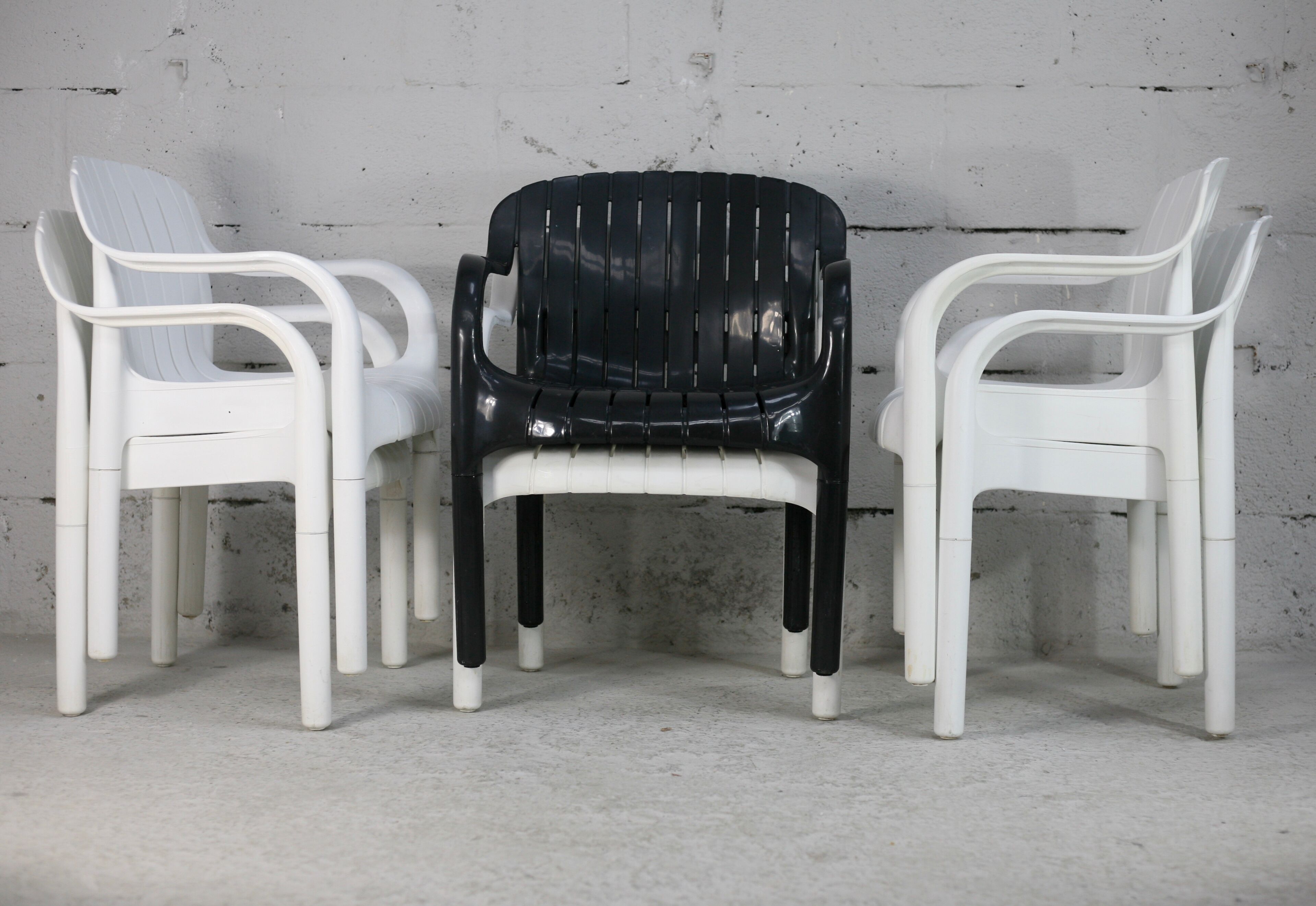 Pierre Paulin set of 6 outdoor armchairs "Dangari", Allibert. Plastic. France, 1980