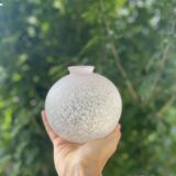 Vase verre boule moucheté