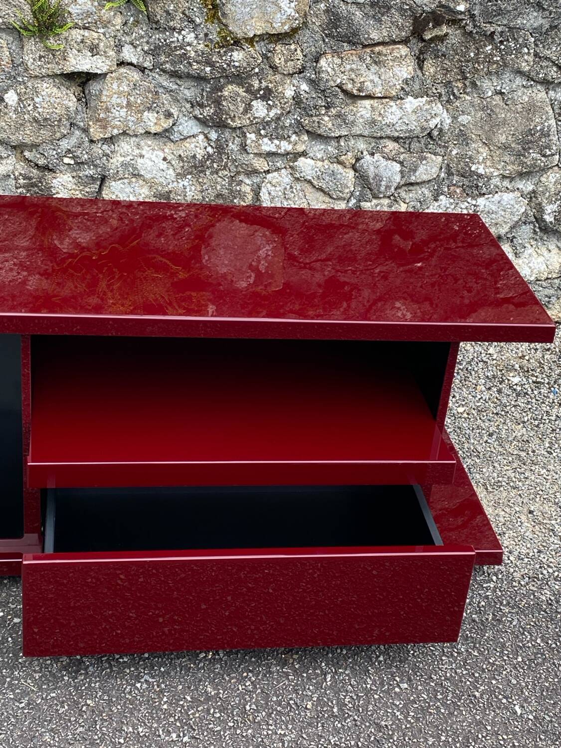 Meuble tv rectangulaire plexiglass bordeaux lie de vin david lange vin