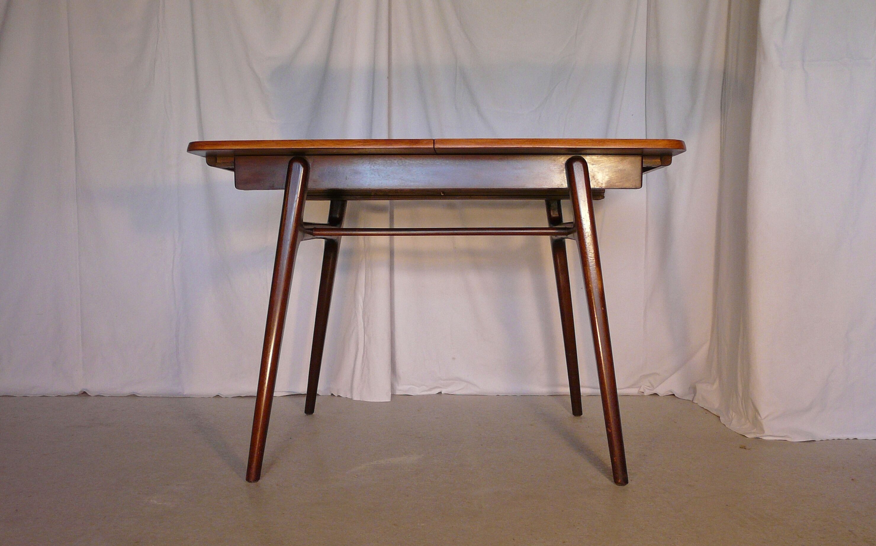 Scandinavian extendable rectangular table