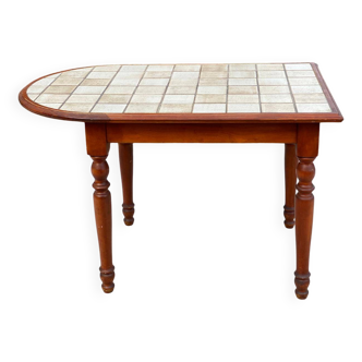 Rounded kitchen table in solid wood and tile