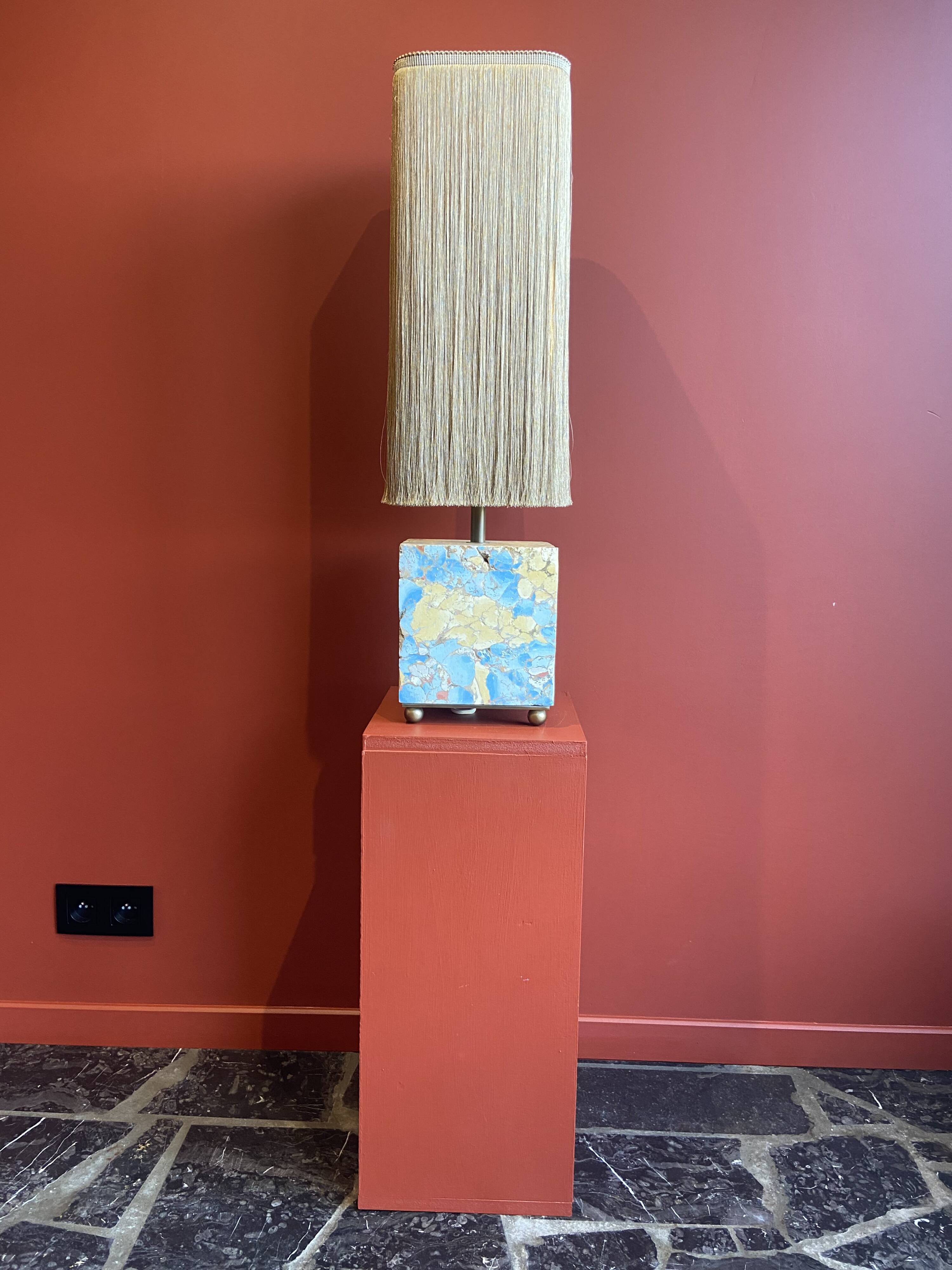 Base stuck blue beige marble-plaster, fringed lampshade Houles, 21st century.