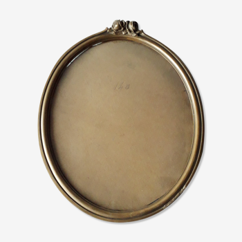 Old nineteenth oval frame in gilded wood