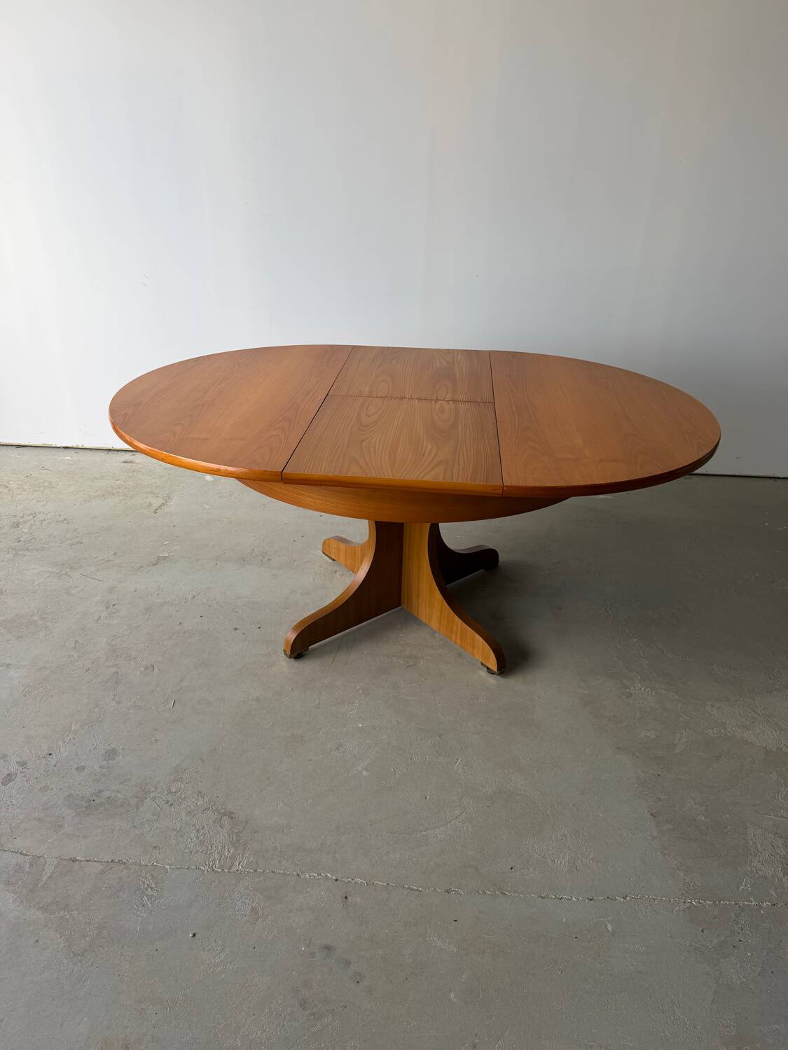 Table à manger extensible ronde à piètement en croix