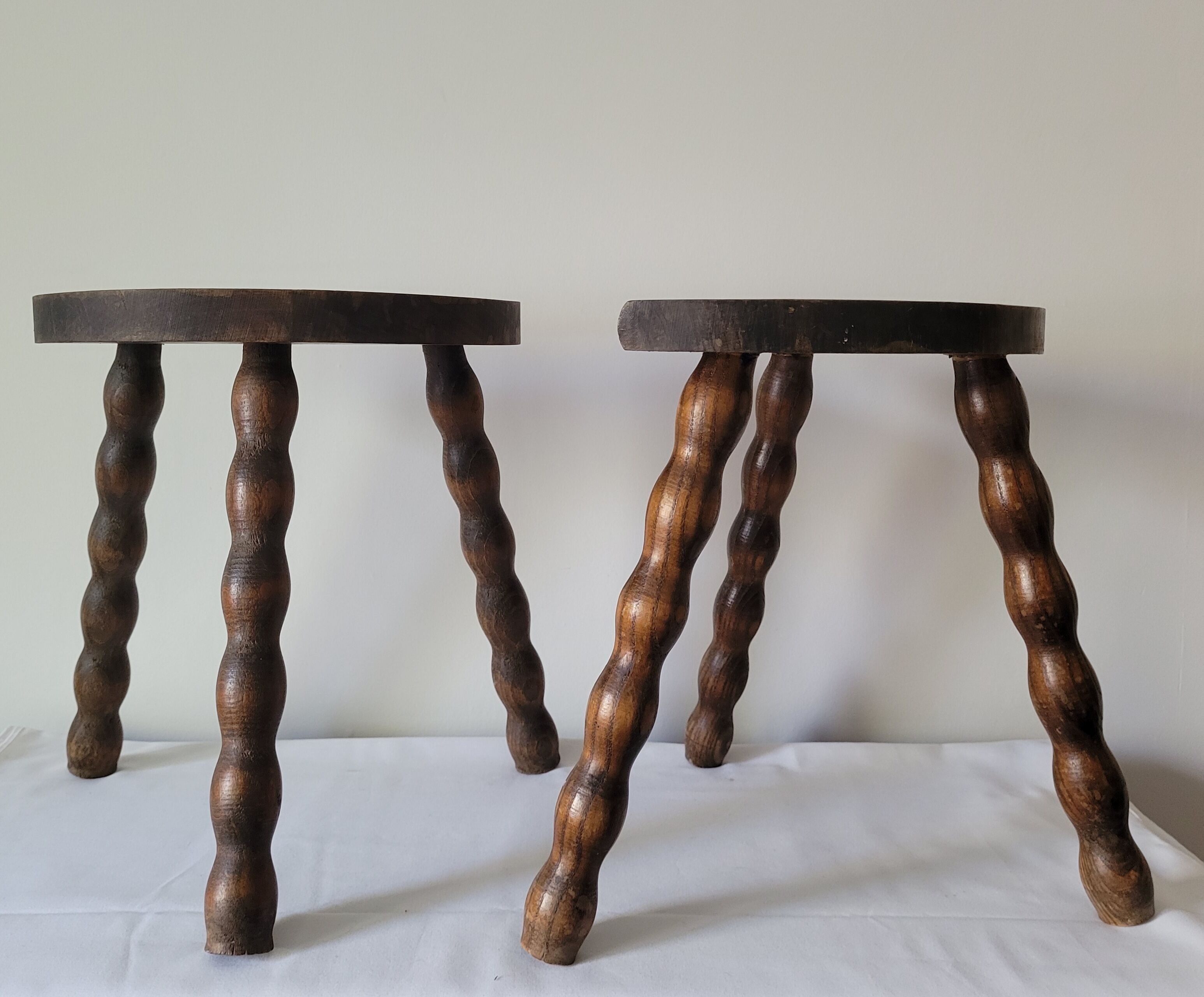 Duo de tabourets brutalistes demi-lunes