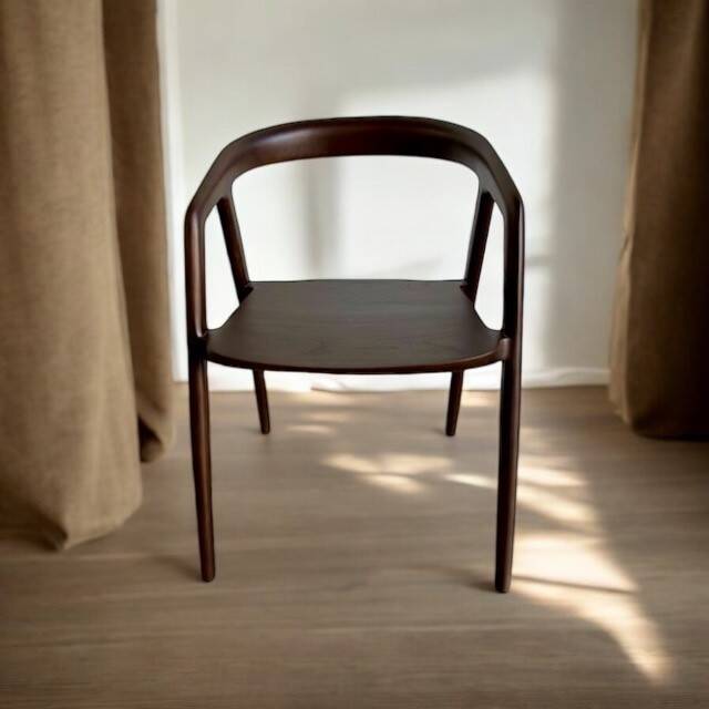 chaise en bois massif avec accoudoirs en bois foncé