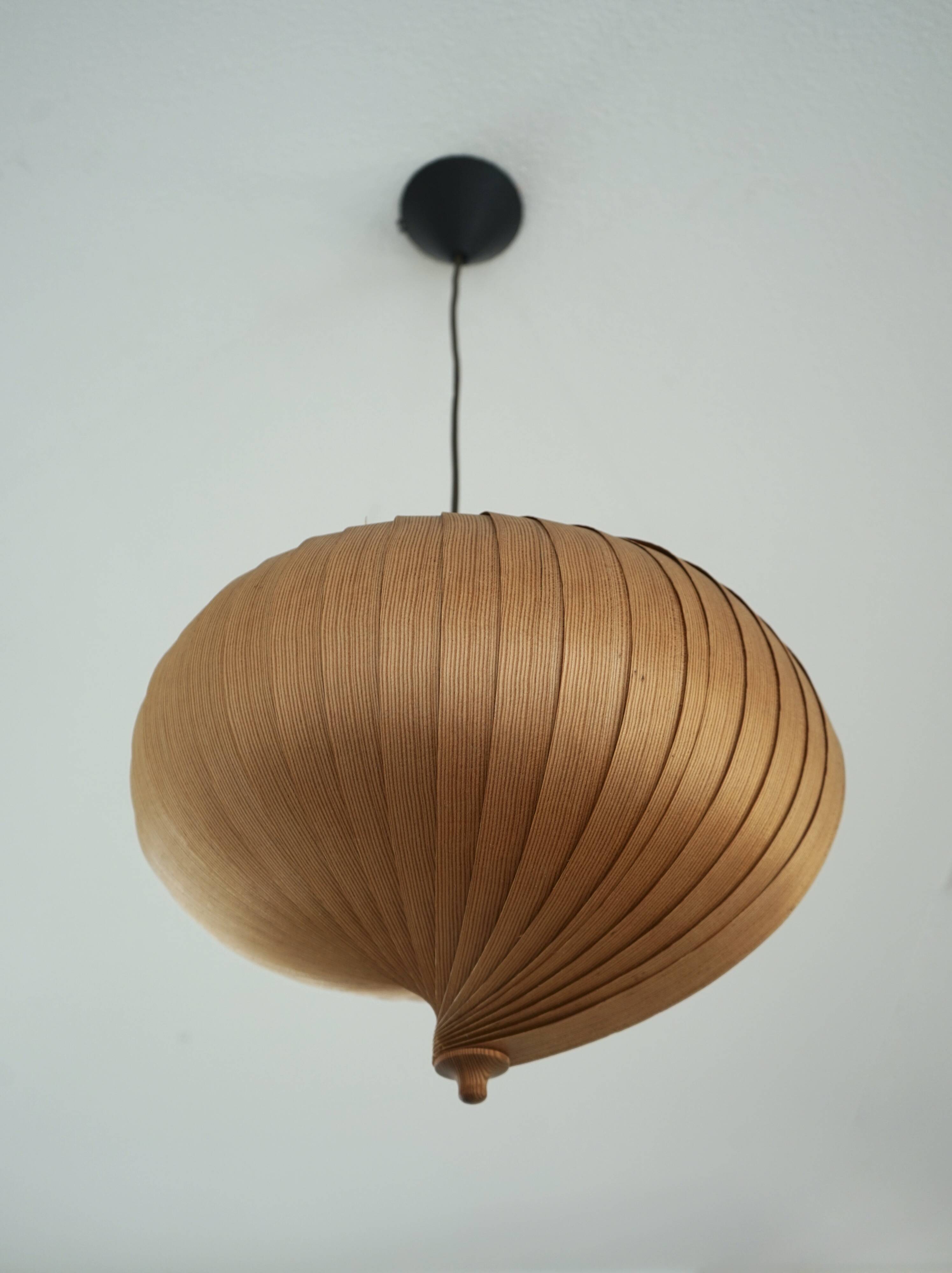 Lampe de plafond Nautilus en bois attribuée à Hans Agne Jakobsson, années 1960.
