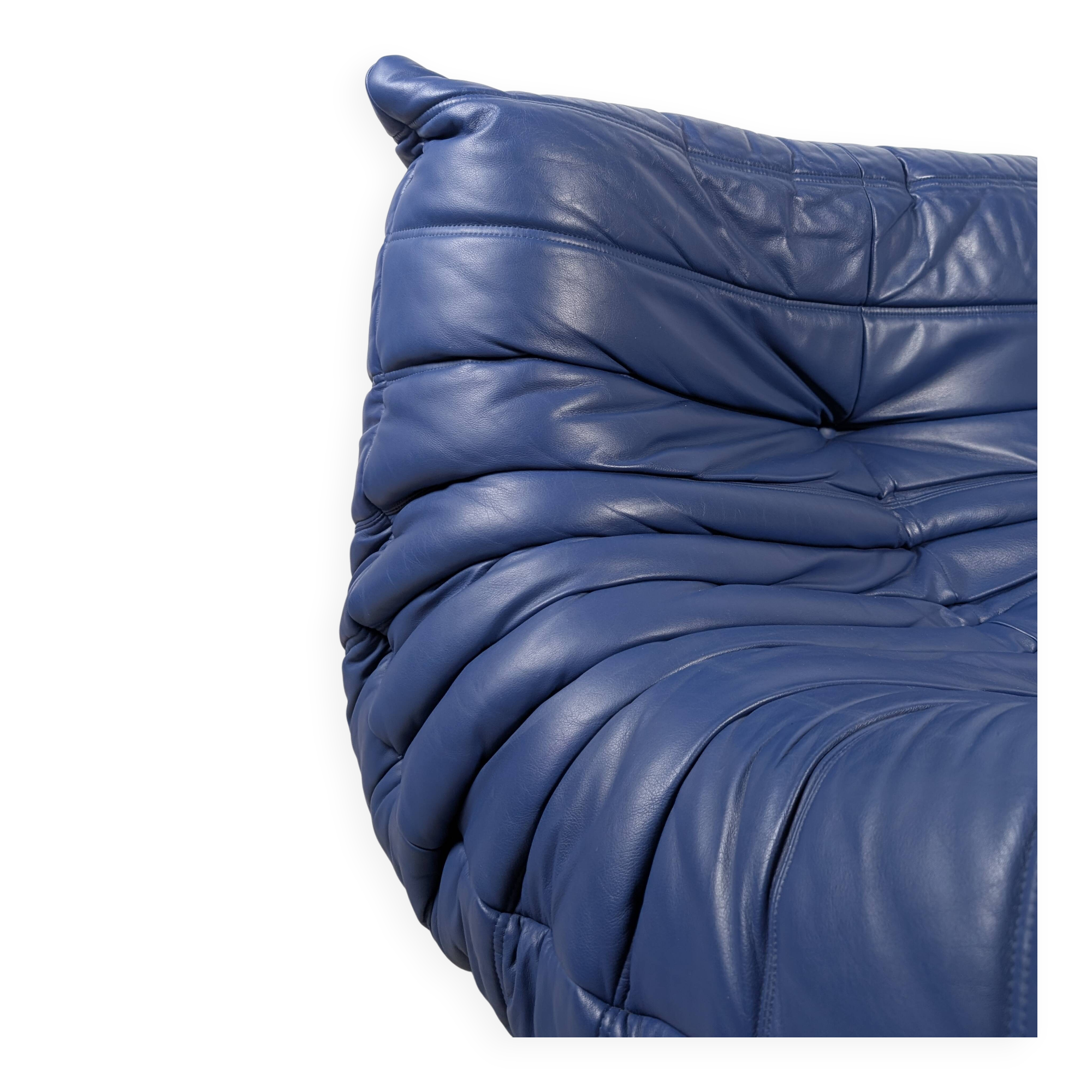 Canapé deux places Togo en cuir bleu de Michel Ducaroy pour Ligne Roset, France, années 1980