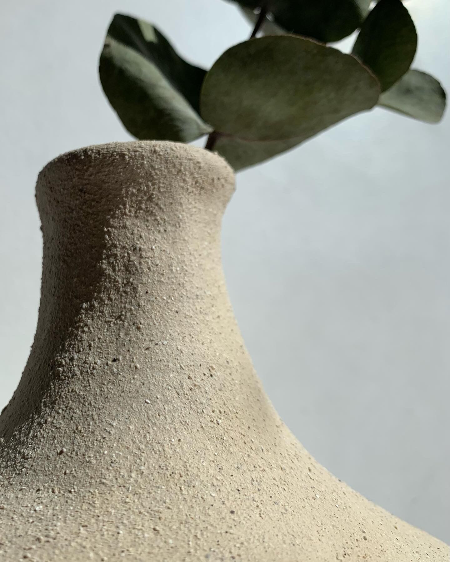 Chamotted white sandstone vase