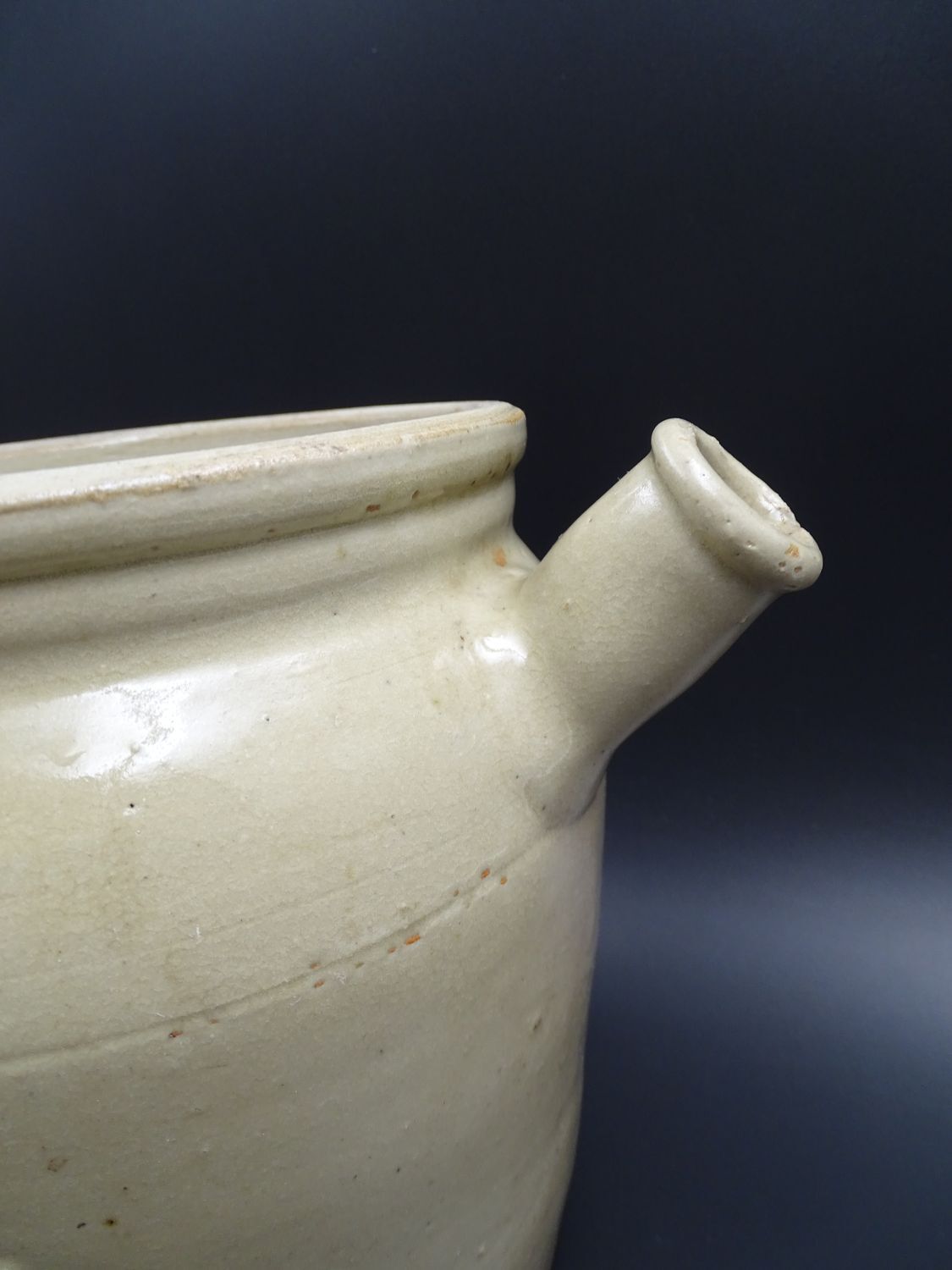 Grease pot with burgundy sandstone spout
