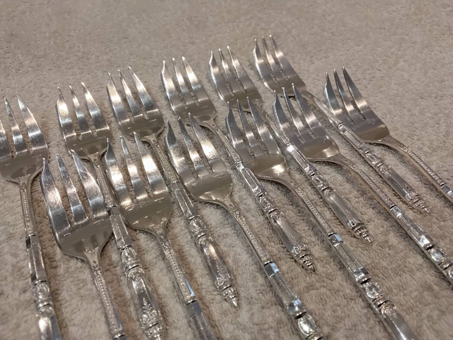 12 silver-plated metal cake forks, Ercuis Russian model.