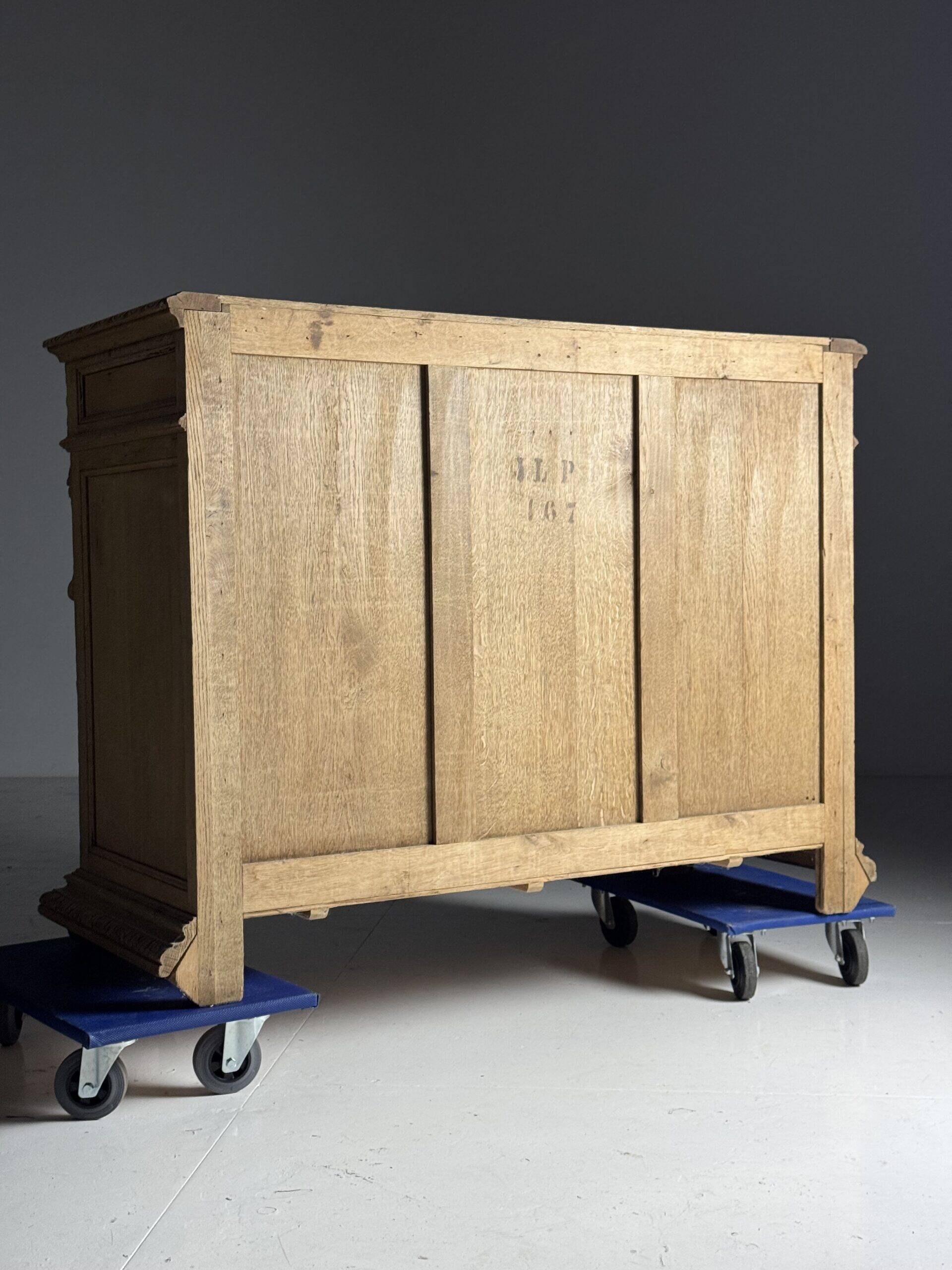 Buffet sculpté belge, 19e siècle