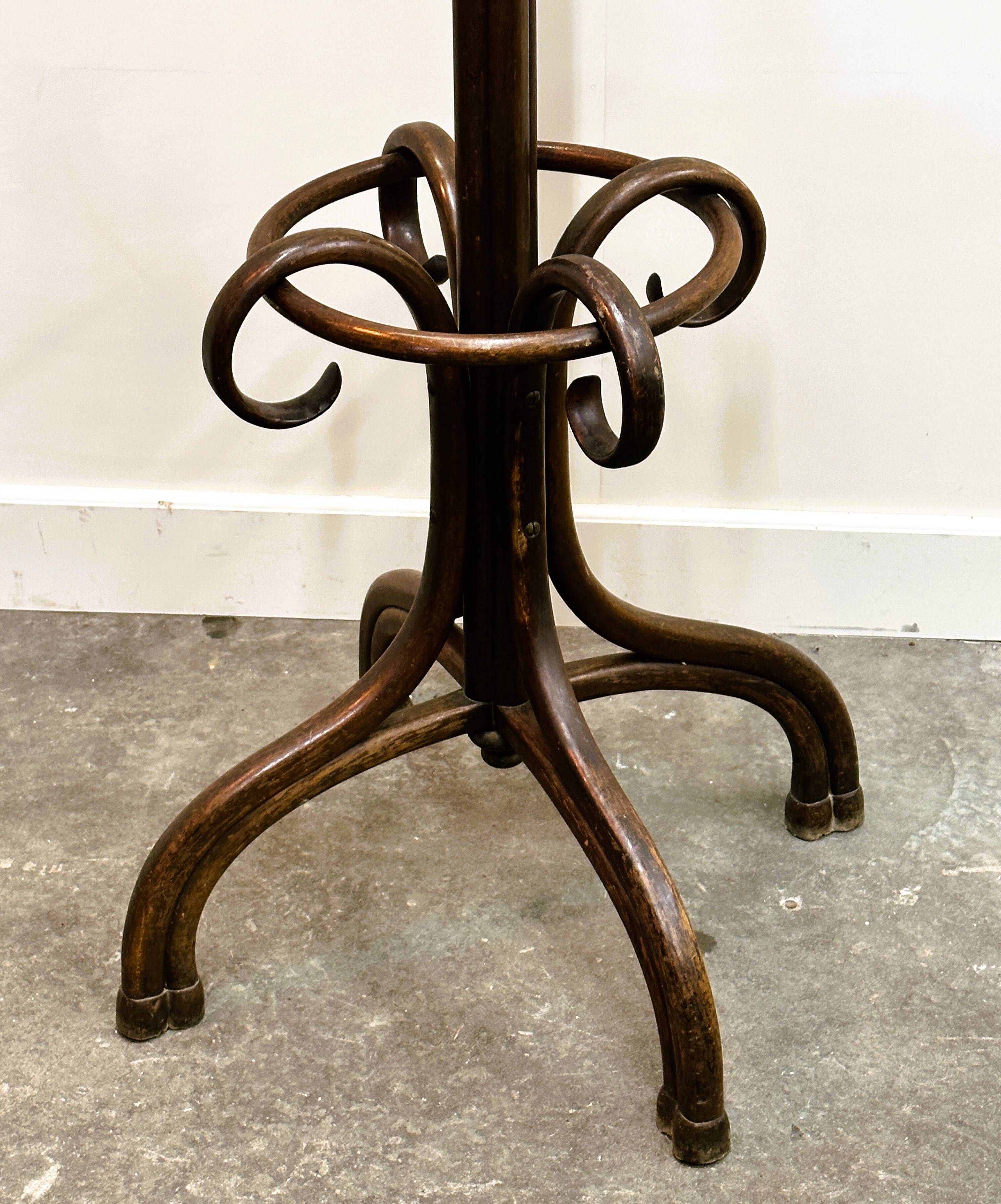 Grand porte-manteau Art Nouveau en bois courbé par Thonet. Vienne, 1879-1887