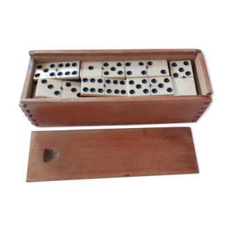 Dominos anciens dans leur boîte en bois