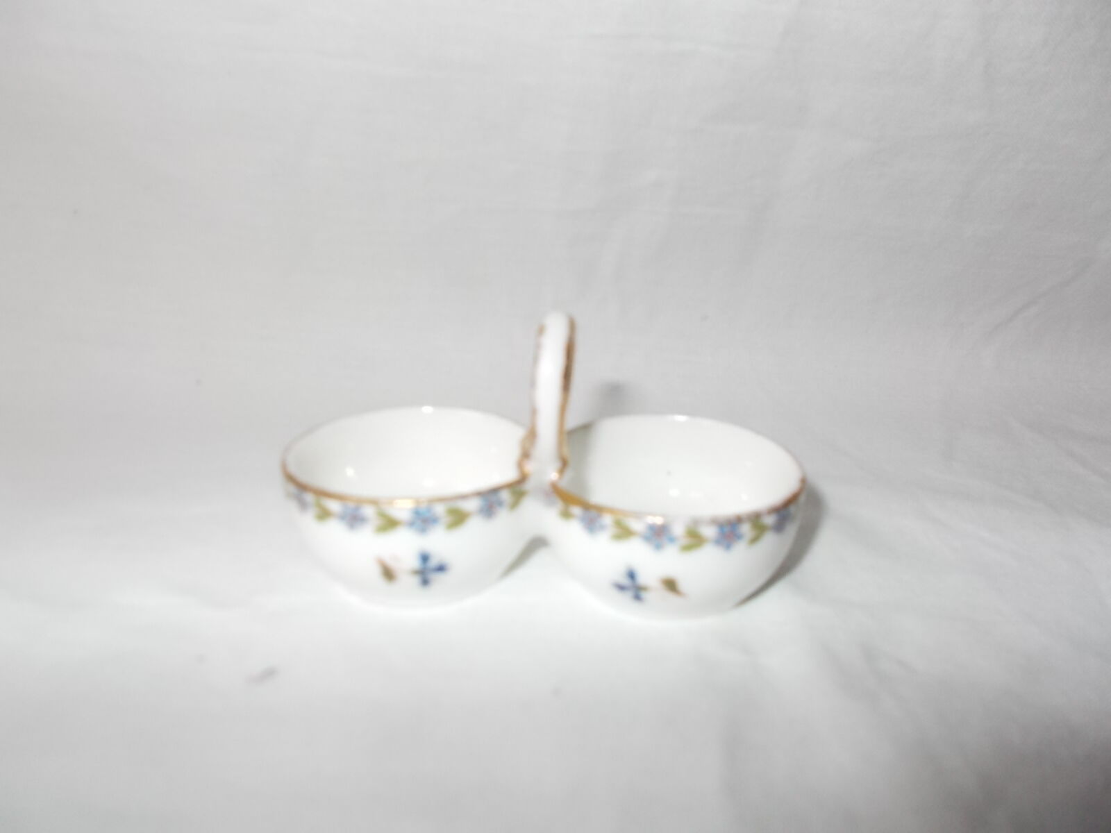 Porcelain pepper shaker