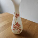 Vase en opaline blanche motif fleuri