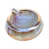 Petit cendrier en albâtre avec garnitures en laiton, Italie, années 1970.