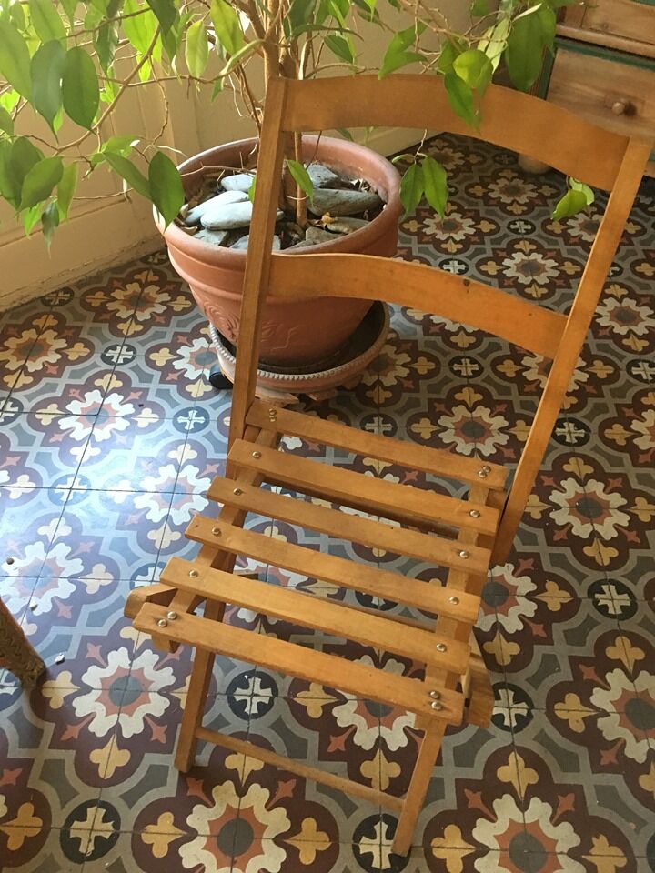 Foldable wooden chair for children