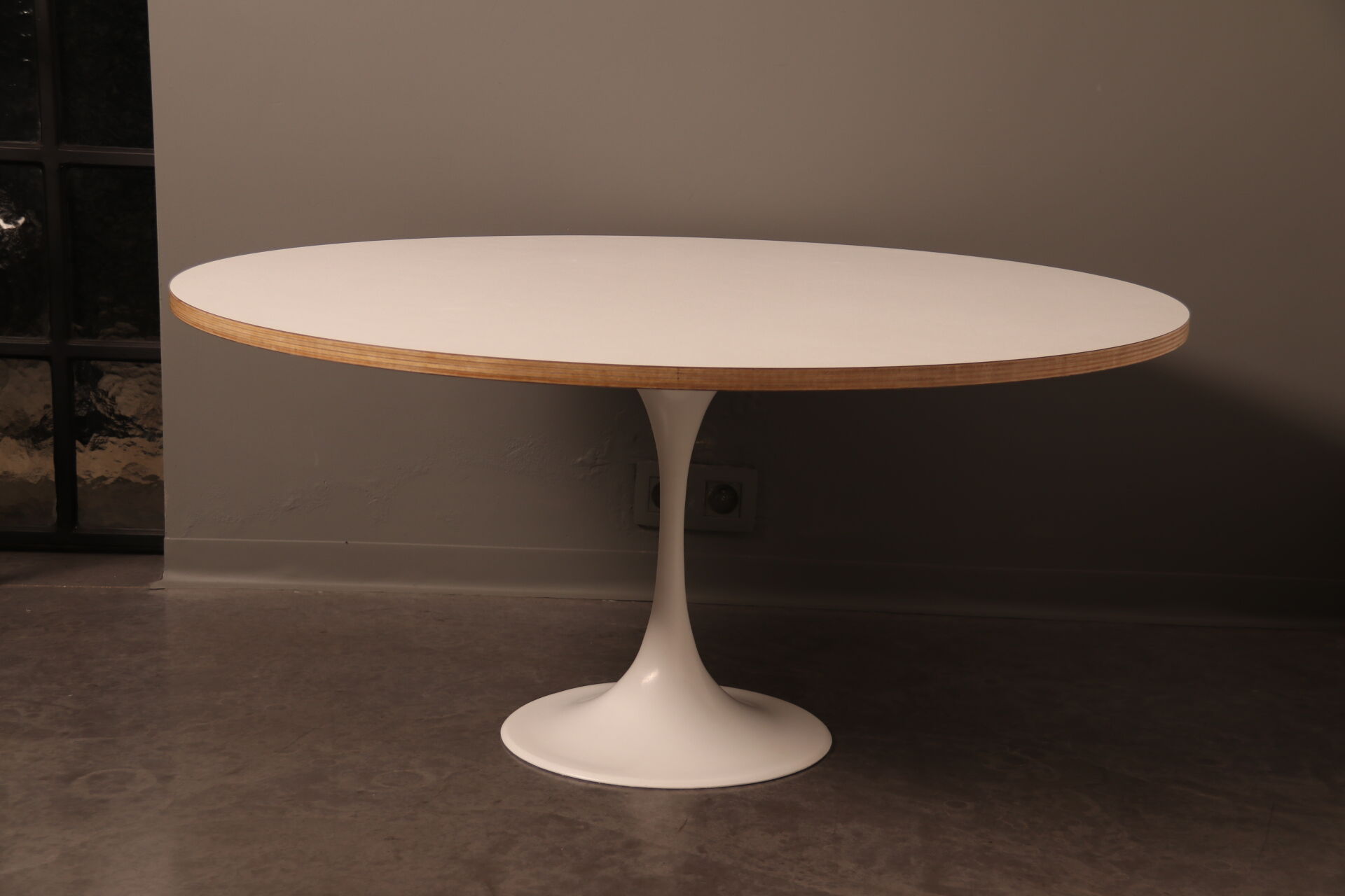 Table basse avec pied tulipe blanche - années 1960