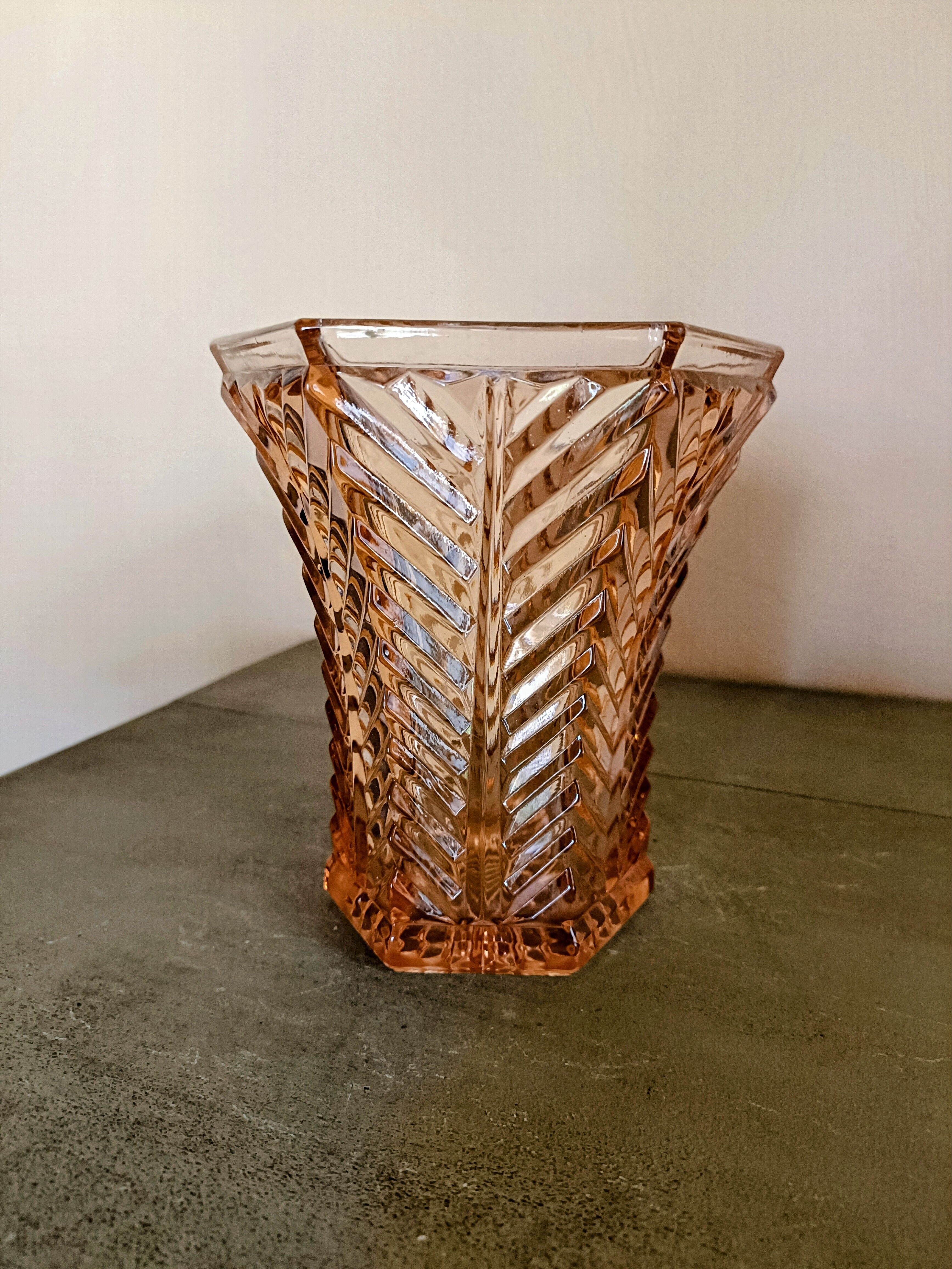 Vase verre rose moulé Rosaline