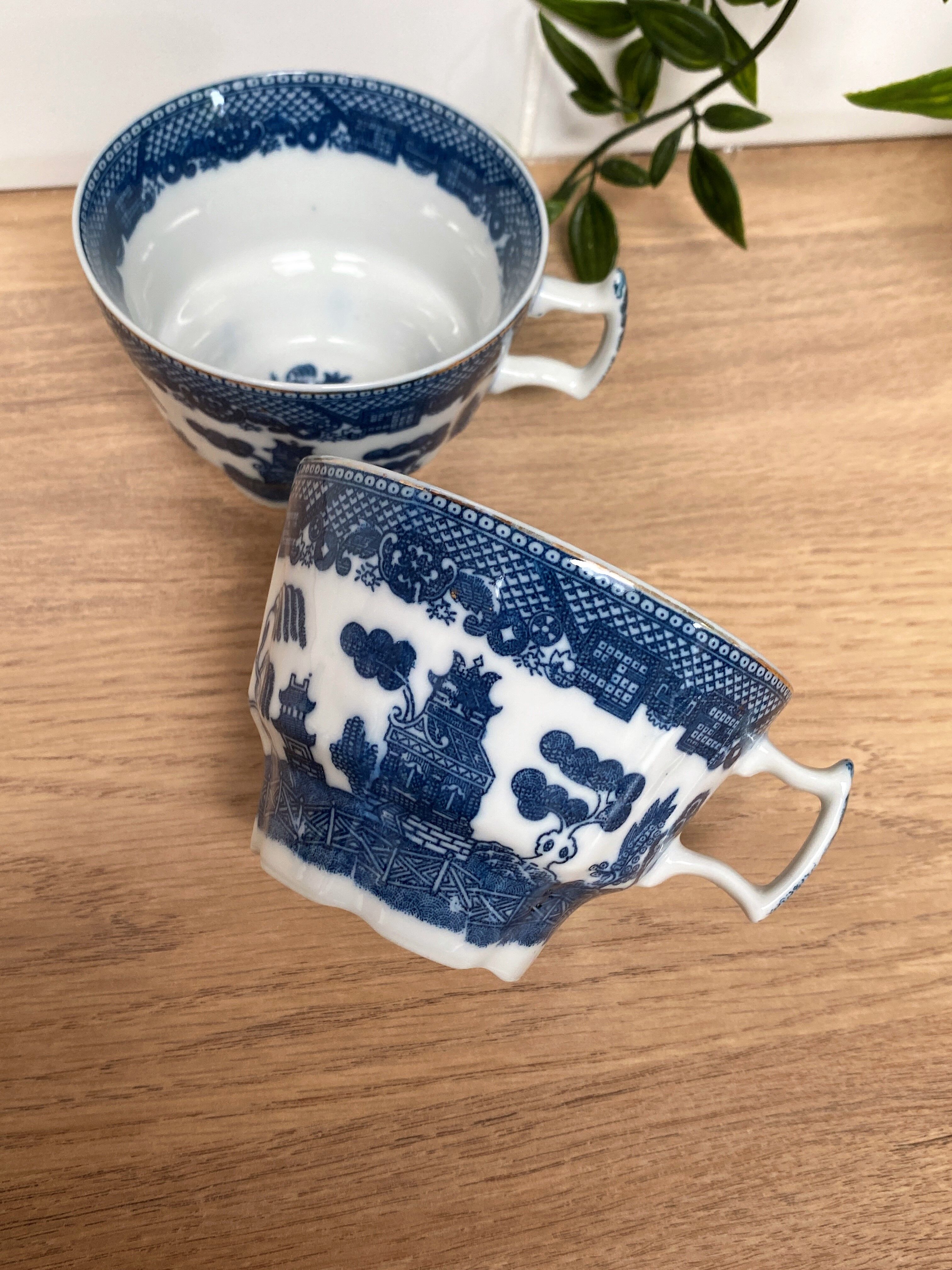 2 fine porcelain cups