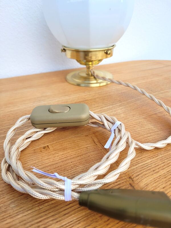 Lampe globe vintage opaline à facettes