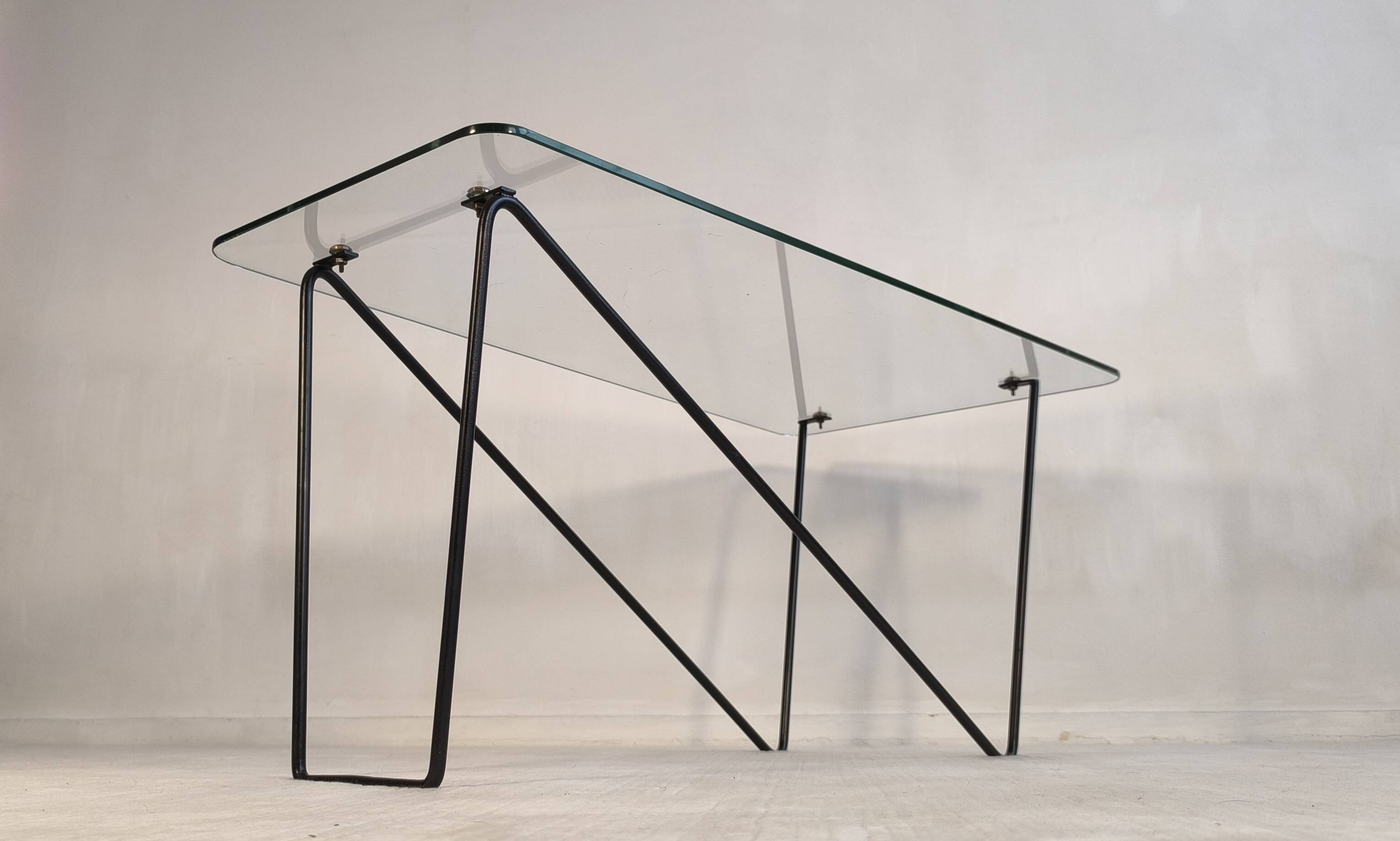Superb asymmetrical coffee table AIRBORNE 1950s glass and lacquered metal.