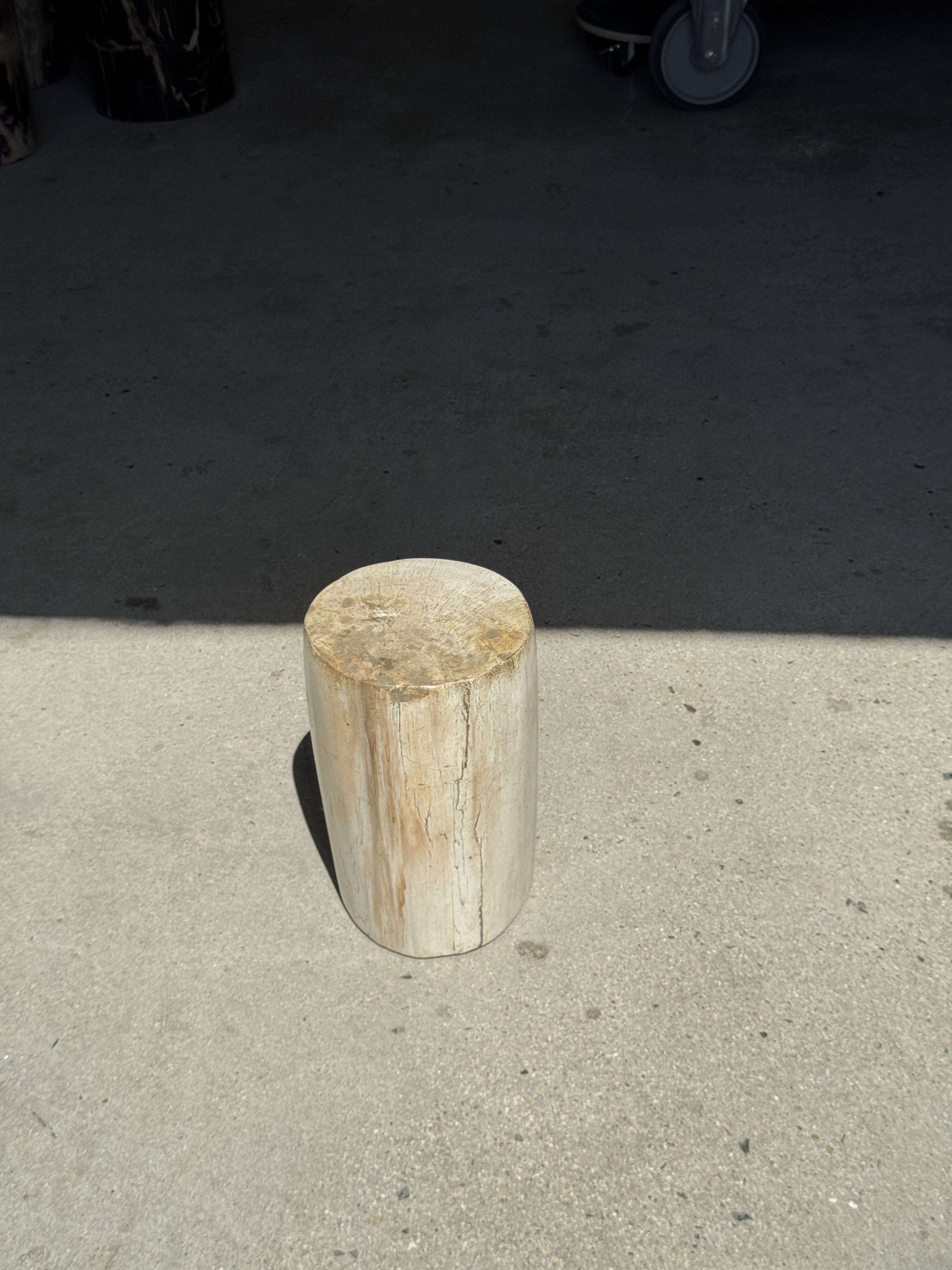 Small accent table in speckled white beige petrified wood H29 D18 - 3327