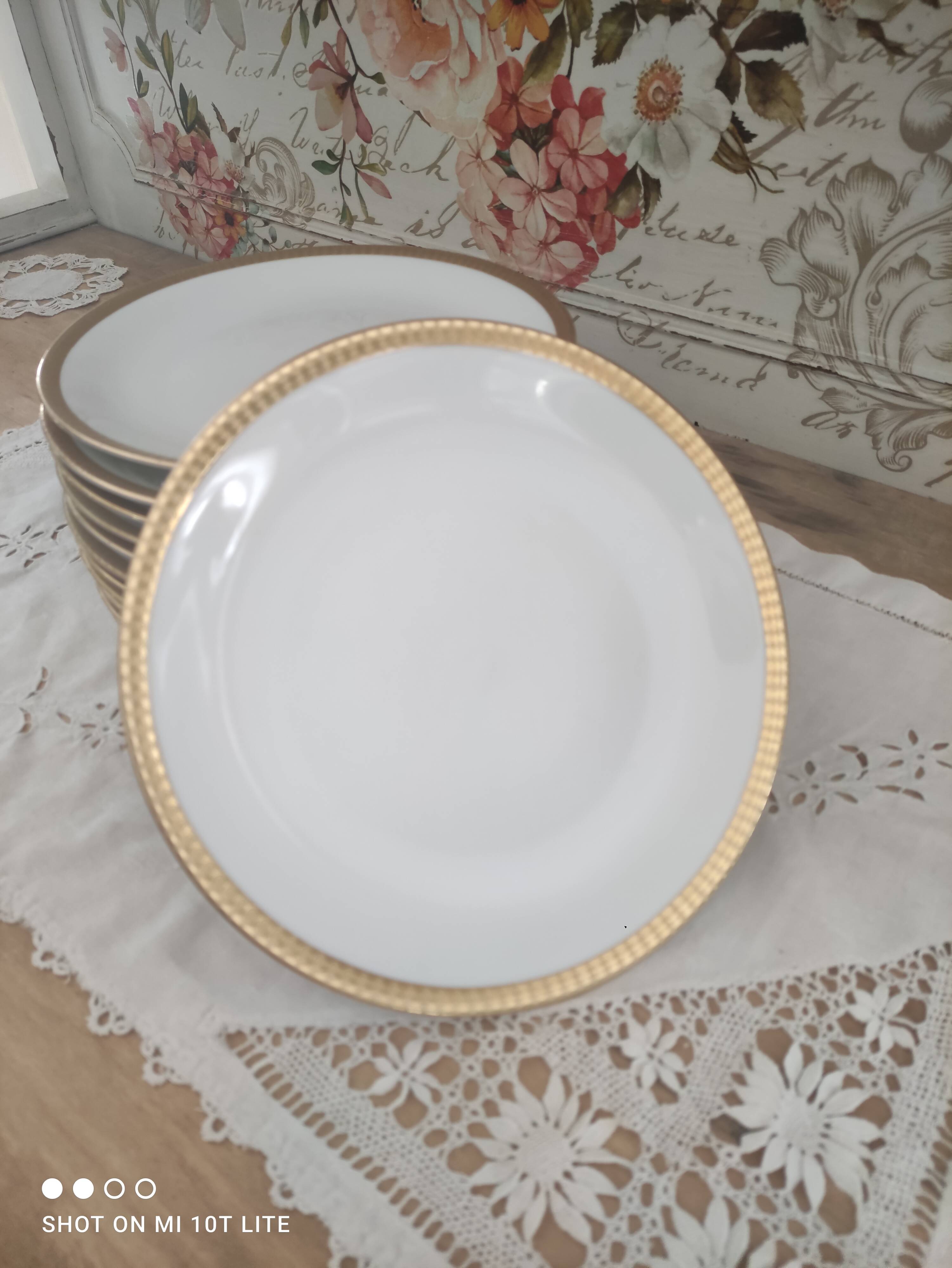 Lot de 12 assiettes plates en porcelaine blanche Euro Porcelaine frise dorée