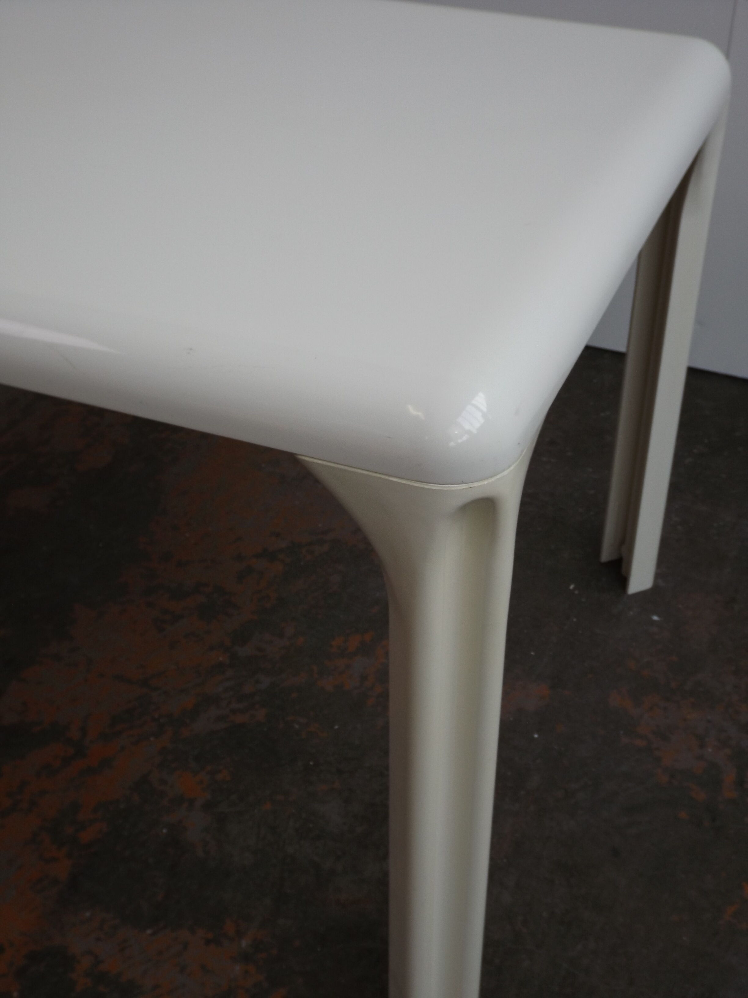 Stadio table by Vico Magistretti, Artemide