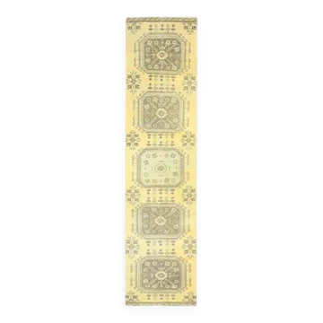 Tapis de couloir turc Oushak fait main en laine et coton jaune, années 1970